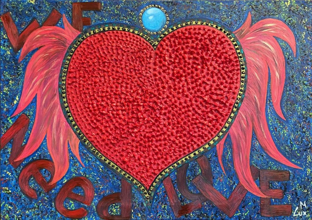 Gran corazón rojo con alas de ángel, también de color rojo, donde puede leerse We need love. Lienzo de Marco Lux perteneciente a la colección Mi visión
