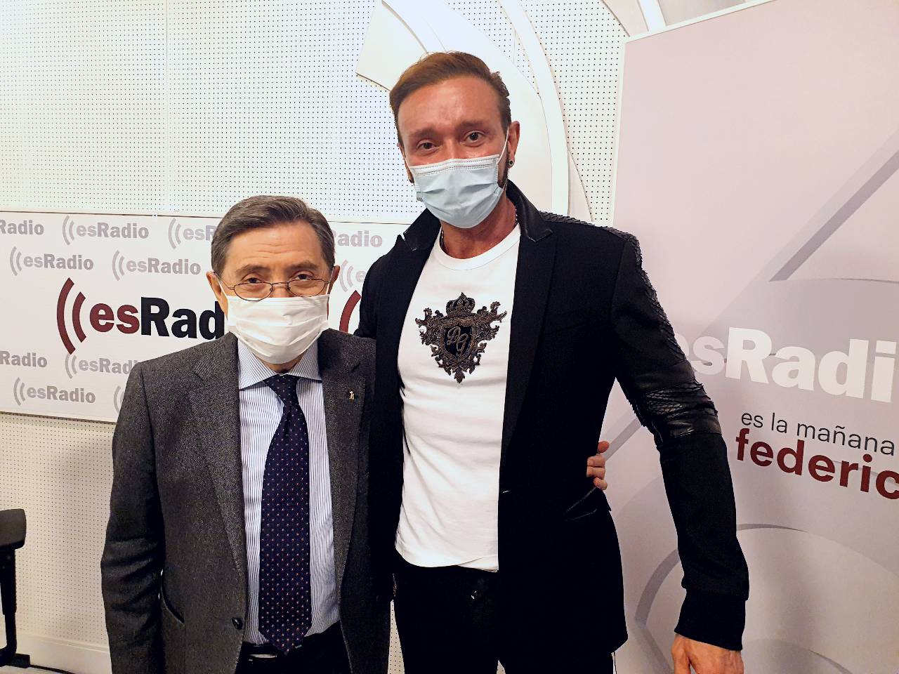 Marco Lux en el estudio de esRadio con el periodista y escritor Federico Jiménez Losantos